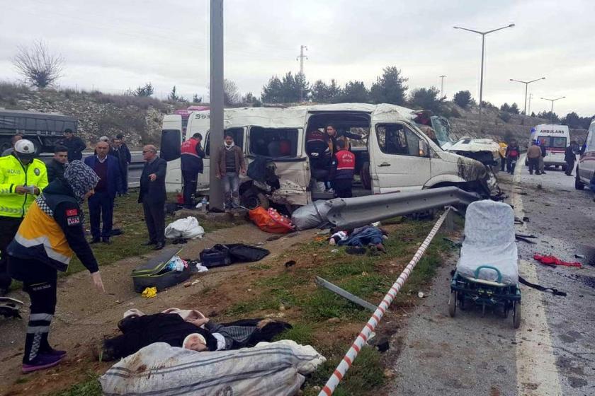 Mersin'de tarım işçilerini taşıyan minibüs takla attı: 1 ölü