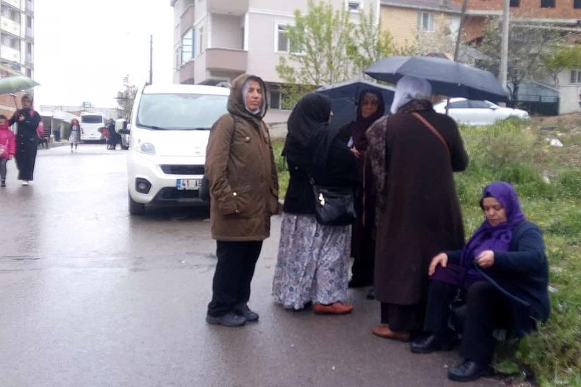 Tutuklu aileleri, engellemelere rağmen Gebze Cezaevi önünde oturdu