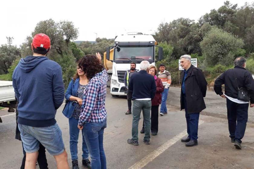 Yeni Foça halkı yollara cüruf dökümüne engel oldu