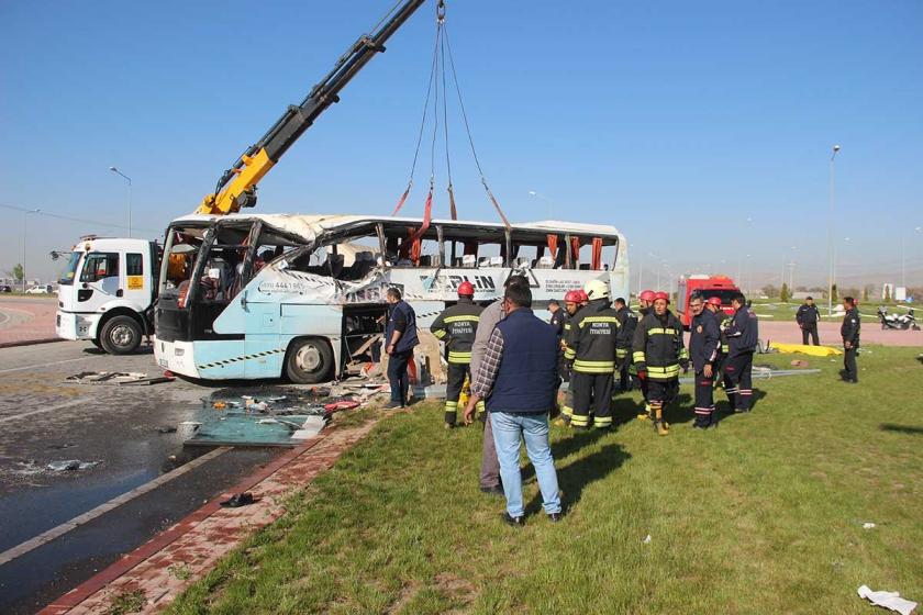 Konya'da işçi servisi tırla çarpıştı, 1 işçi yaşamını yitirdi