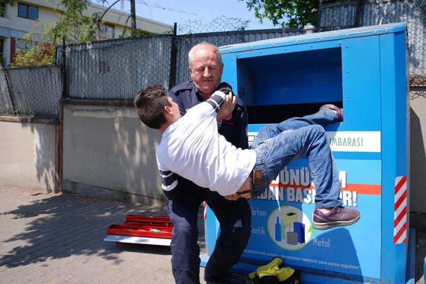 Kadıköy'de geri dönüşüm kumbarasında mahsur kalan çocuk kurtarıldı