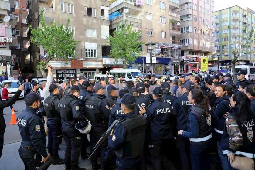 Polis, basın açıklaması yapan KESK üyelerine saldırdı: 30 gözaltı