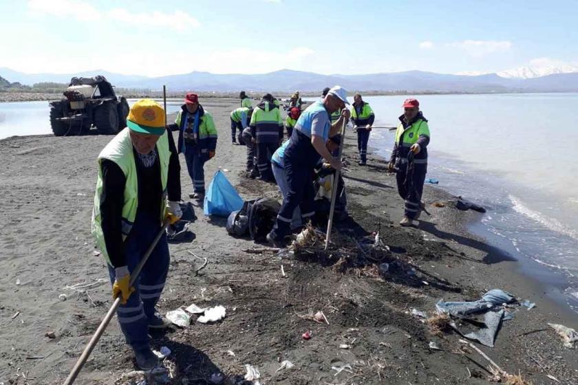 Van Gölü sahilinden 10 ton çöp toplandı