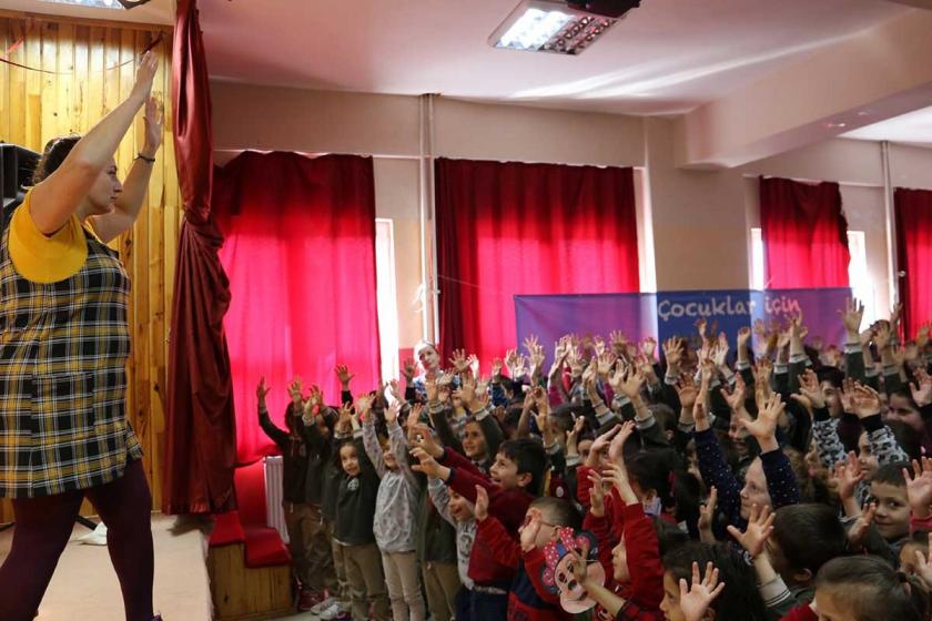 ‘Masallar, çocukları uyandırmak için anlatılmalı’