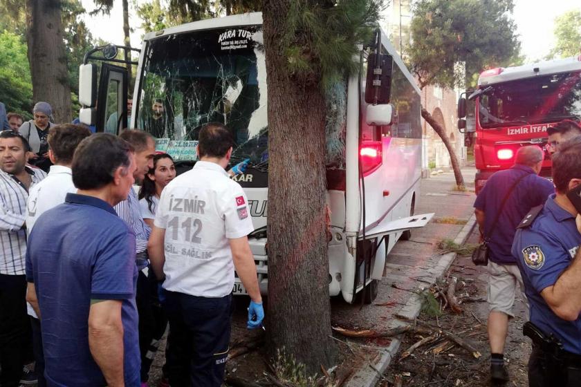 İzmir'de öğrencileri taşıyan midibüs kaza yaptı, 15'i öğrenci 17 kişi yaralandı