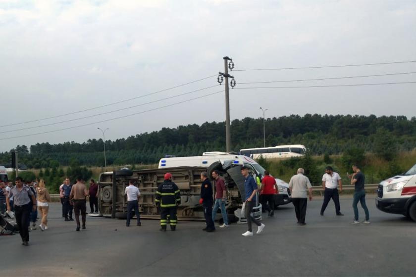 İşçileri taşıyan minibüs devrildi: 9 yaralı