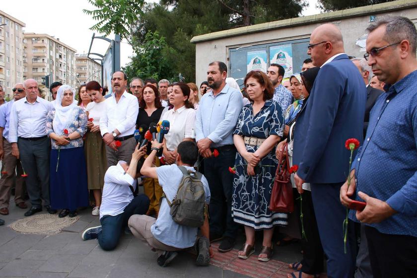 Diyarbakır'da 5 Haziran saldırısının yaşandığı noktaya karanfiller bırakıldı