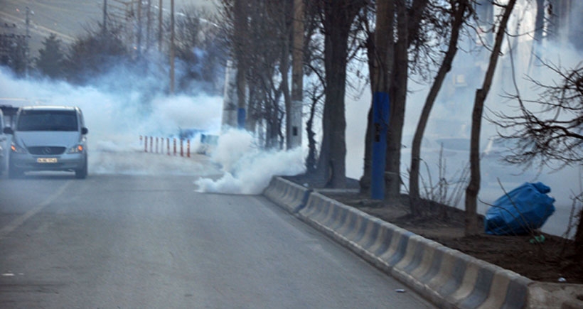 Yüksekova'da gözaltıya tepki gösteren halka saldırı