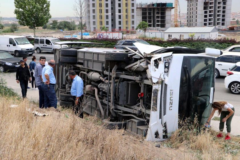 Ankara’da işçileri taşıyan servis aracı devrildi, 14 kişi yaralandı