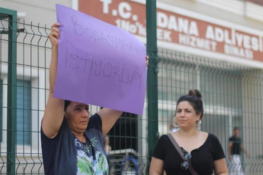 Evliliği boyunca şiddet gördüğünü beyan etmesine rağmen boşanamıyor