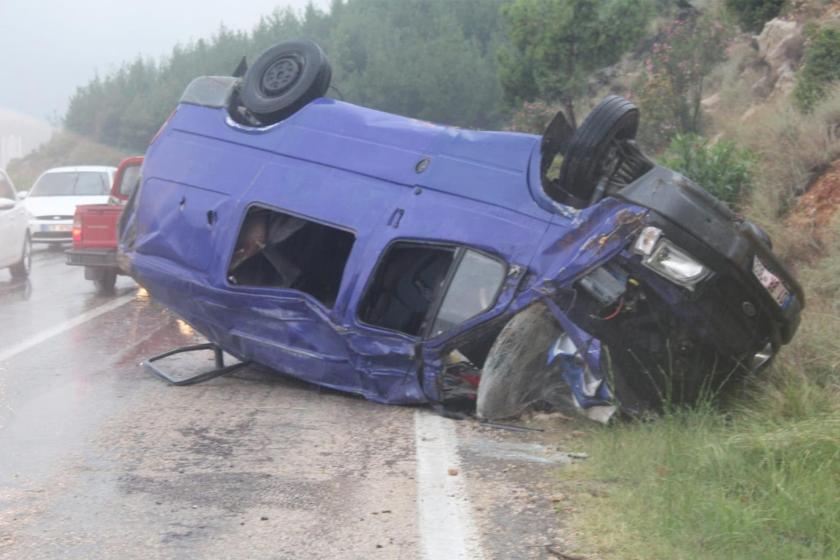 Kozan'da işçileri taşıyan minibüs devrildi: 1 işçi öldü, 5 yaralı