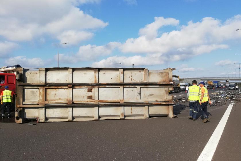 Kuzey Marmara Otoyolu'nda TIR devrildi