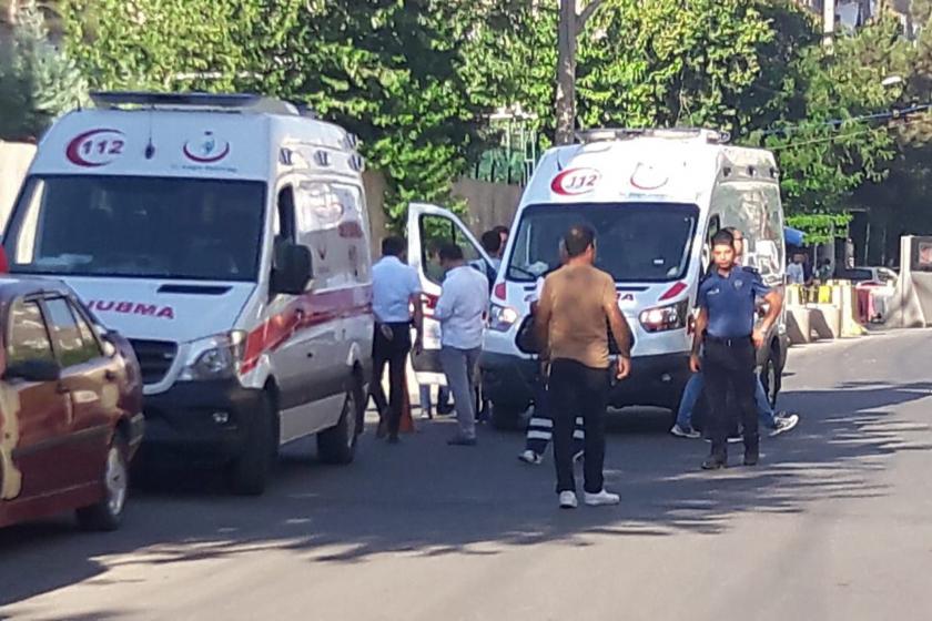 Diyarbakır'da polis karakoluna saldırı: 4 yaralı 