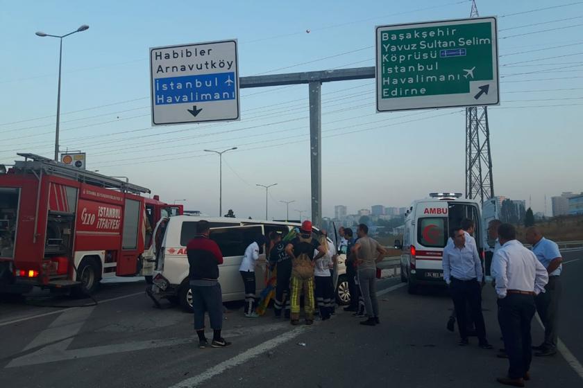 Sultangazi'de İETT otobüsü servis minibüsüne çarptı: 1'i ağır, 6 yaralı