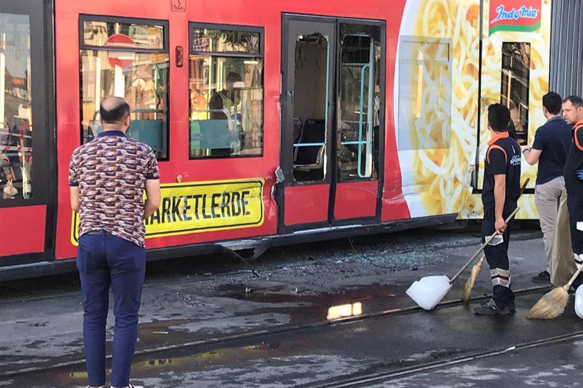 Cevizlibağ'da tramvaya su tankeri çarptı, seferler aksadı