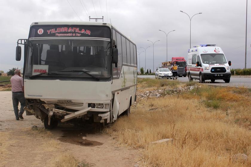 Diyarbakır'da mültecileri taşıyan minibüs devrildi: 1 ölü, 12 yaralı