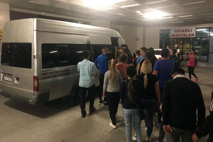 Edirne'de okul servisi ile yurt dışına çıkmaya çalışan 30 mülteci durduruldu