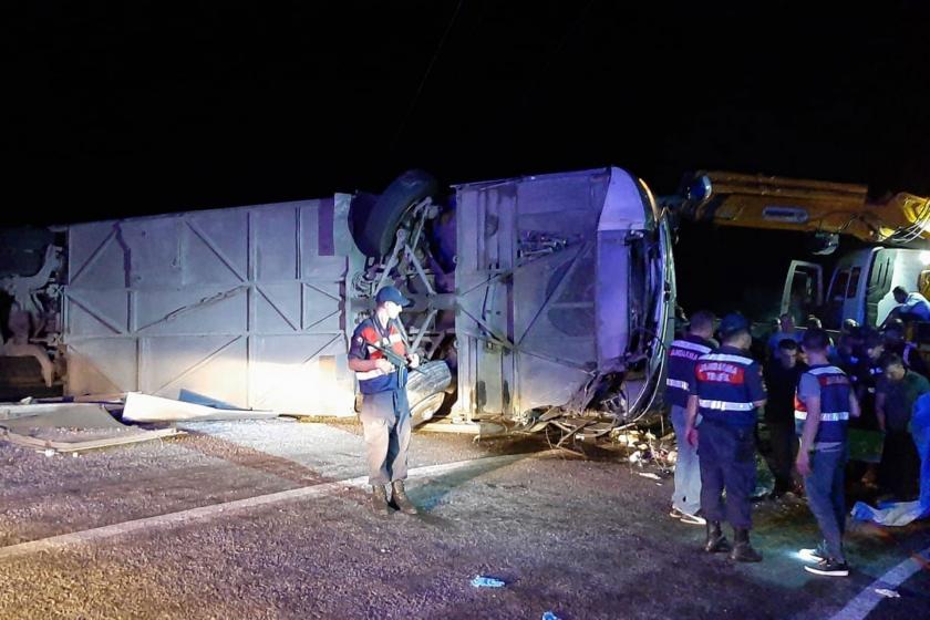 Antalya'da tur otobüsü devrildi: 1 ölü, 29 yaralı