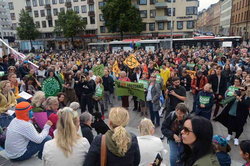 Amazonlardaki yangınlar İsveç’te protesto edildi: Tekeller Amazonları yağmalıyor