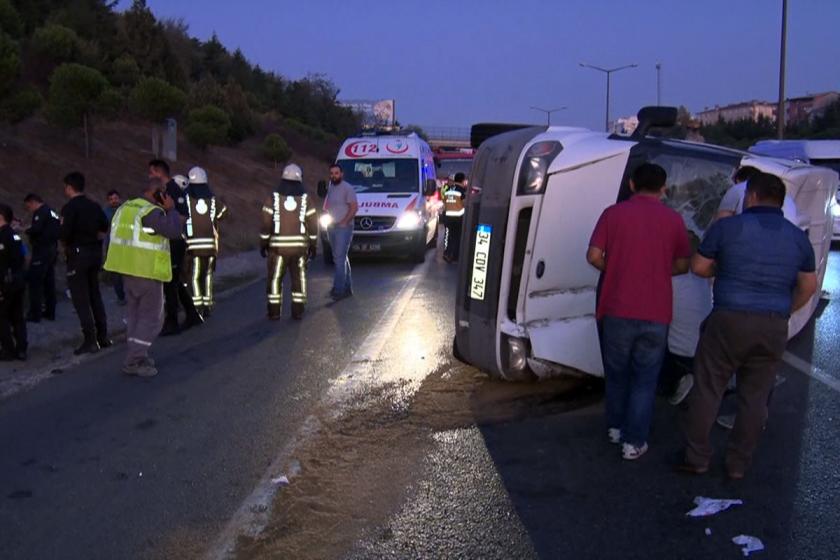 TEM Otoyolu'nda servis minibüsü devrildi : 5 yaralı