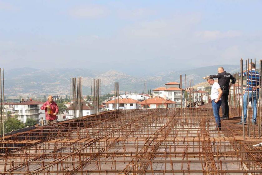 Burdur'da ücreti ödenmeyen işçi inşaatın çatısına çıktı