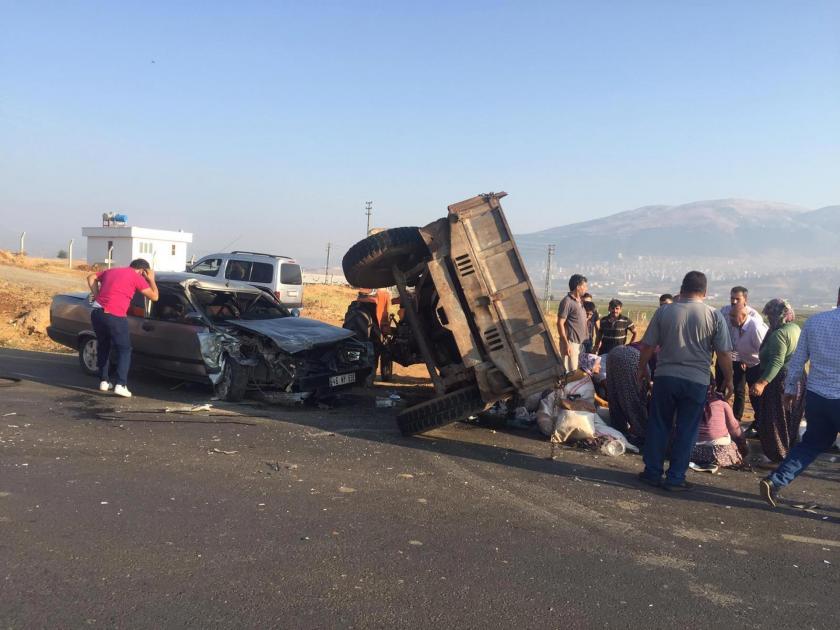 Tarım işçilerini taşıyan traktörle otomobil çarpıştı: 6 yaralı