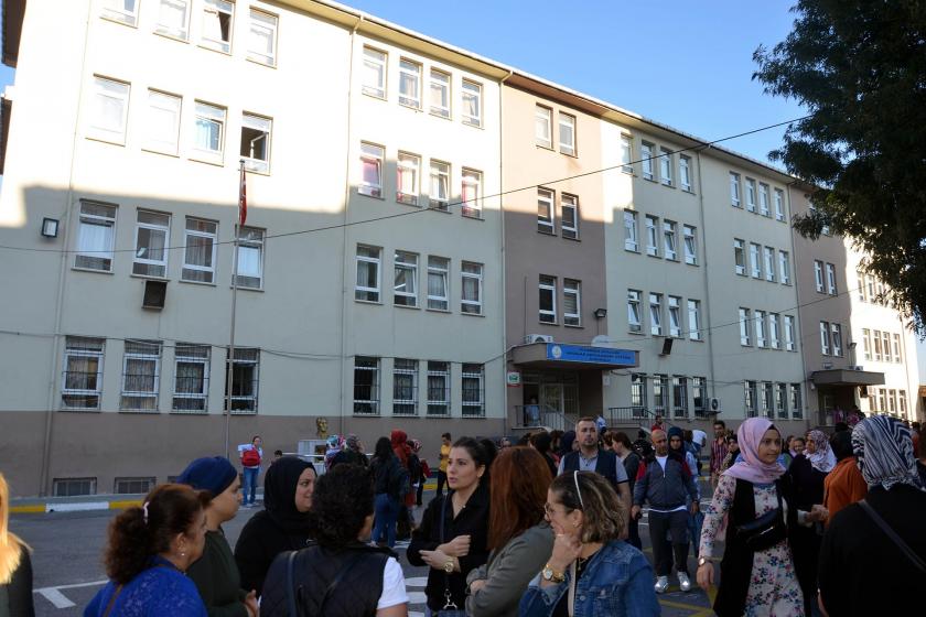 Depremde okulların hasar görmesi sebebiyle mağdur olan öğrenci ve veliler tepkili