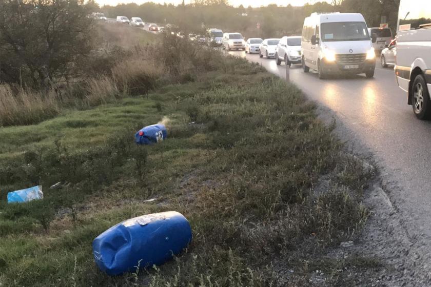 Arnavutköy'de seyir halindeki kamyondan kimyasal madde yüklü bidonlar düştü