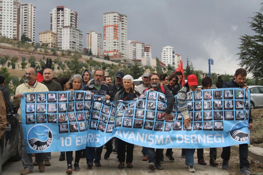 10 Ekim Ankara Katliamı'nda hayatını kaybedenler mezarları başında anıldı