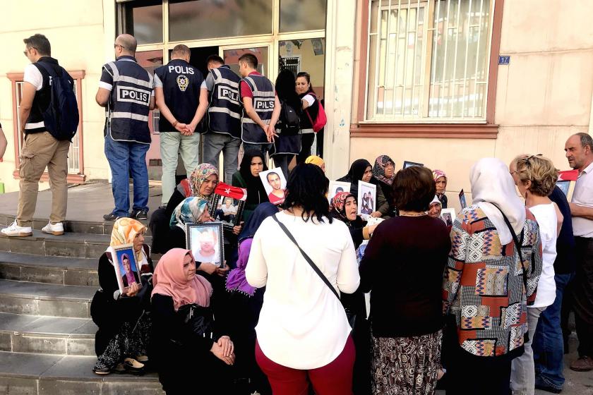 Diyarbakırlılar annelere seslendi: Barış için herkes elini taşın altına koymalı