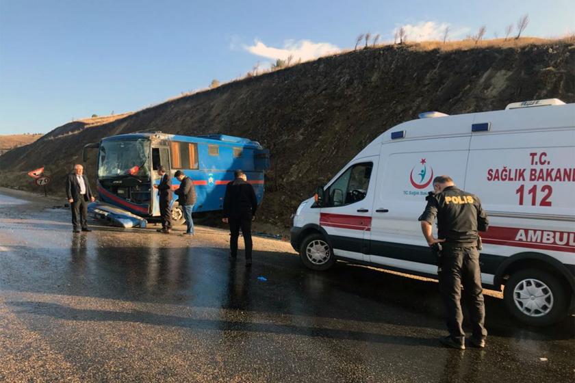 Mahkum taşıyan nakil aracı devrildi: 9 yaralı