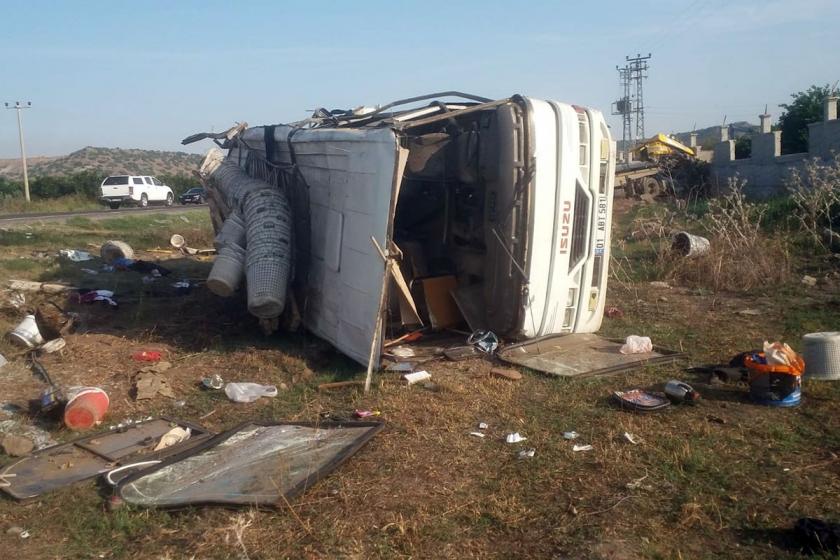 Hatay'da narenciye işçilerini taşıyan minibüsle tır çarpıştı