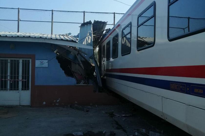 İzmir'de yolcu treni bakım atölyesindeki odaya çarptı: 1 işçi yaralı