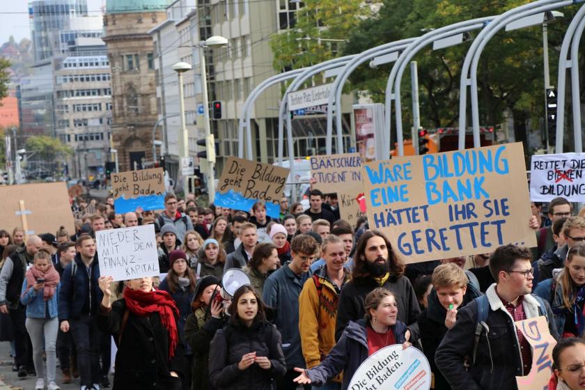 Almanya'da binlerce üniversite öğrencisi eğitim sistemini protesto etti