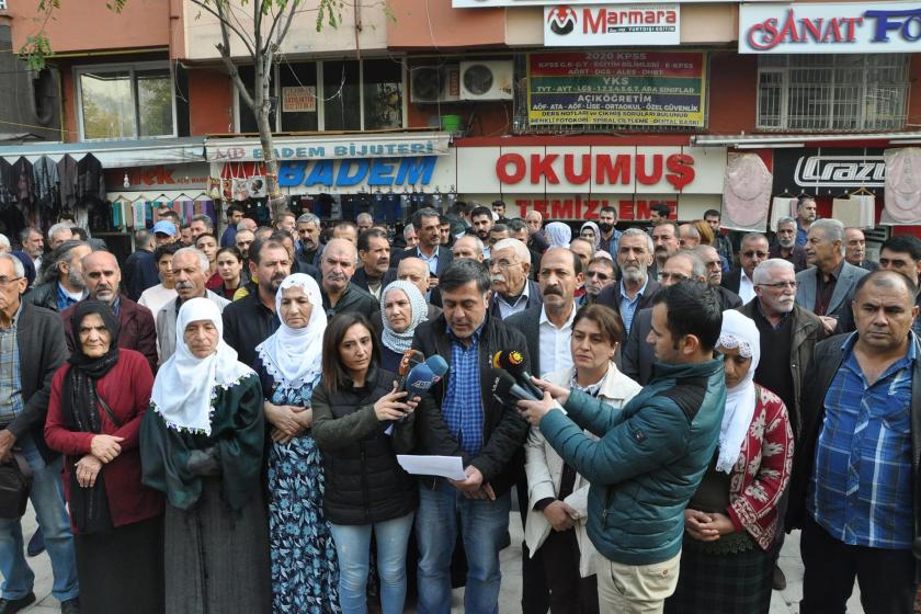 Diyarbakır'da il ve ilçe belediyelerine kayyum atanması basın açıklaması ile protesto edilirken