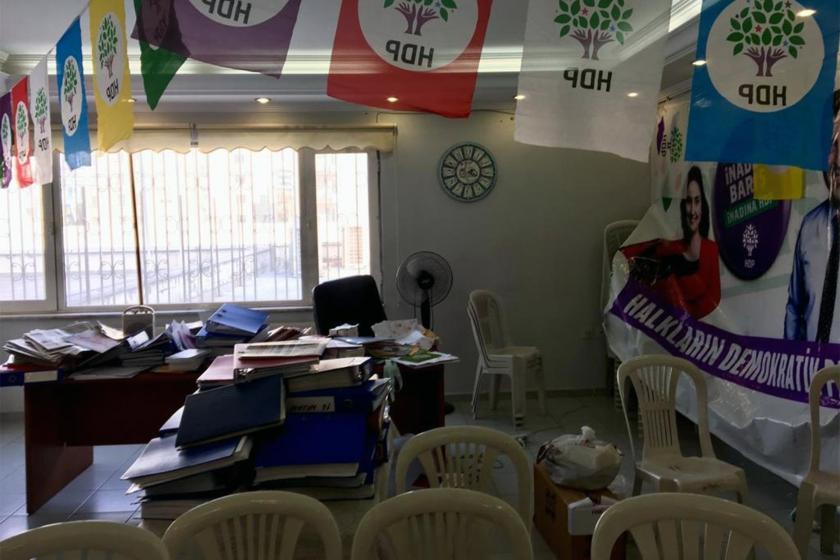 Arama yapılan HDP binasında dağıtılmış evraklar