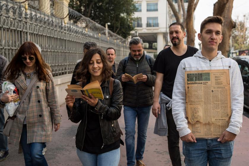 Orhan Veli için yapılan şiirli yürüyüşün yirmi dördüncüsü.