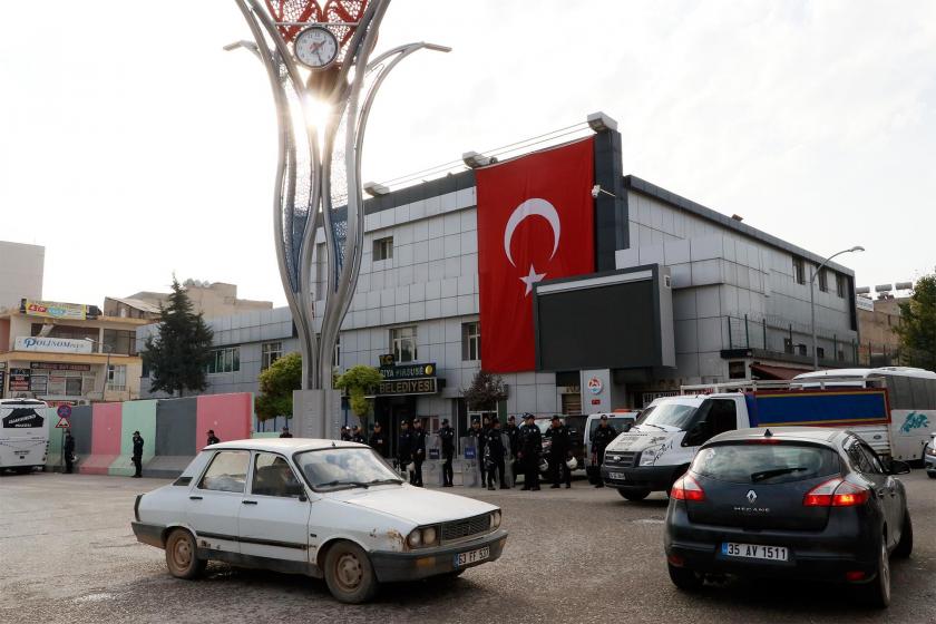 Polis ablukasına alınan Suruç Belediyesinin önü