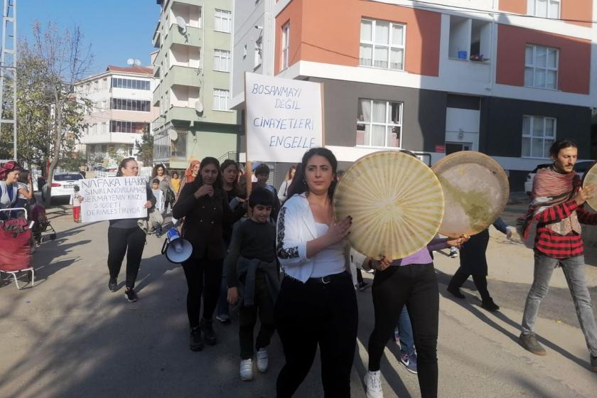 Esenyalı Kadın Dayanışma Derneğinin çağrısıyla erbaneli yürüyüş yapan kadınlar.