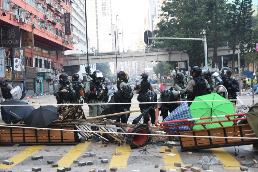 Hong Kong'da Polytechnic Üniversitesindeki eyleme katılanlar gözaltına alındı