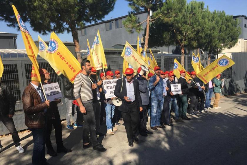 VİP Giyim fabrikası önünde DERİTEK sendikası yöneticileri ve üyeleri basın açıklaması yaparken