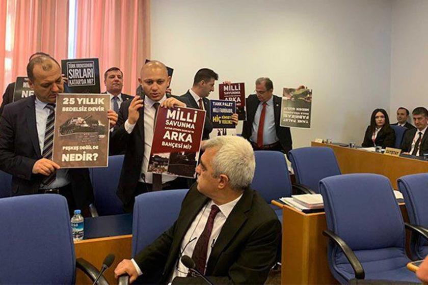 CHP'li Milletvekili bütçe görüşmelerinde ellerinde “Bedelsiz devir peşkeş değil de nedir?” dövizleri taşıyor.