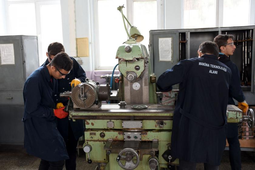 Aksaray Mesleki ve Teknik Anadolu Lisesi öğrencileri çalışırken