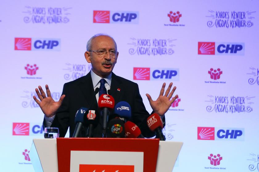 Kemal Kılıçdaroğlu İzmir'de belediye başkanlarının katıldığı toplantıda konuşuyor.