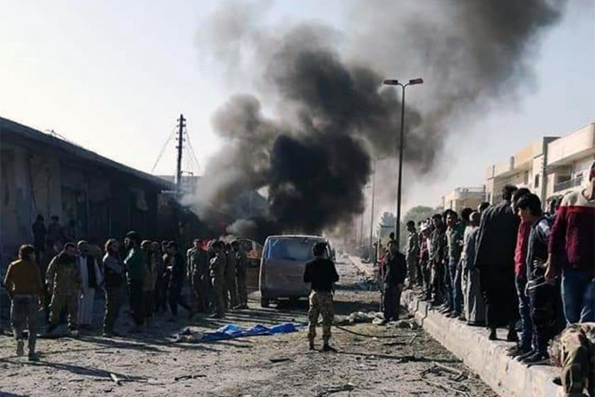 Tel Abyad'da patlamanın yaşandığı olay yeri çevresinde bekleyen insanlar