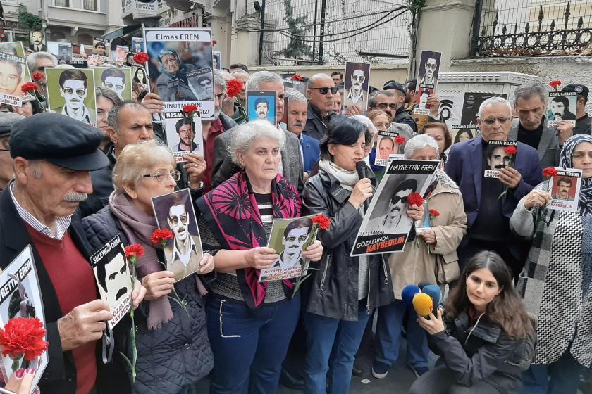 Hayrettin Eren'in akıbetini sormak için basın açıklaması yapan Cumartesi Anneleri,ellerinde kaybedilen yakınlarının fotoğraflarını taşıyor