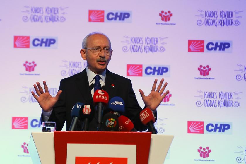 Kürsüde açıklama yapan Kemal Kılıçdaroğlu