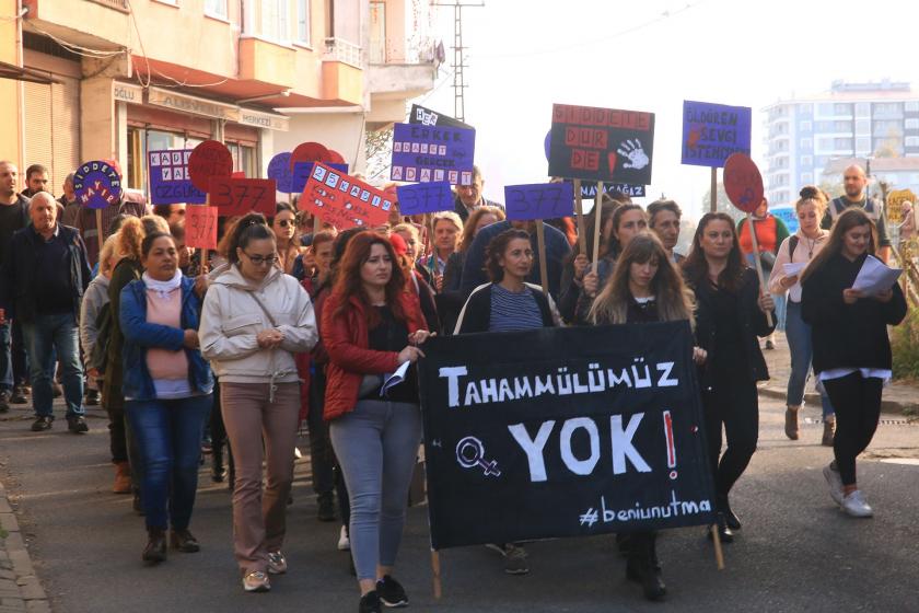 Kadınlar, şiddete karşı pankat dövizlerle yürüyor.