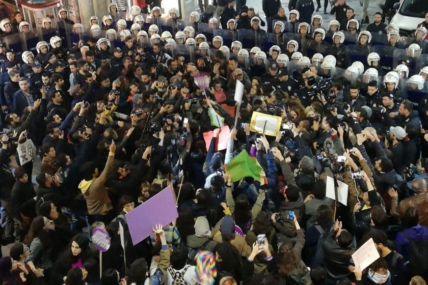 İstanbul'daki 25 Kasım eyleminde polisle karşı karşıya gelen kadınlar