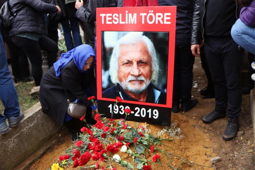 Teslim törenin mezarı